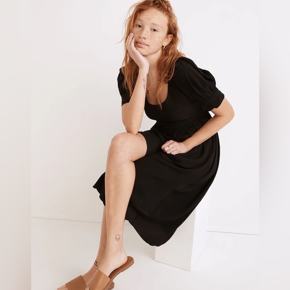 Madewell Item NF862
Puff-Sleeve Scoop Midi Dress